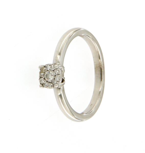 Anello in oro bianco 750\1000  con  diamanti taglio brillante da 0.5 ct centrale nove da 0.02  cadauno colore h purezza vs mis 16