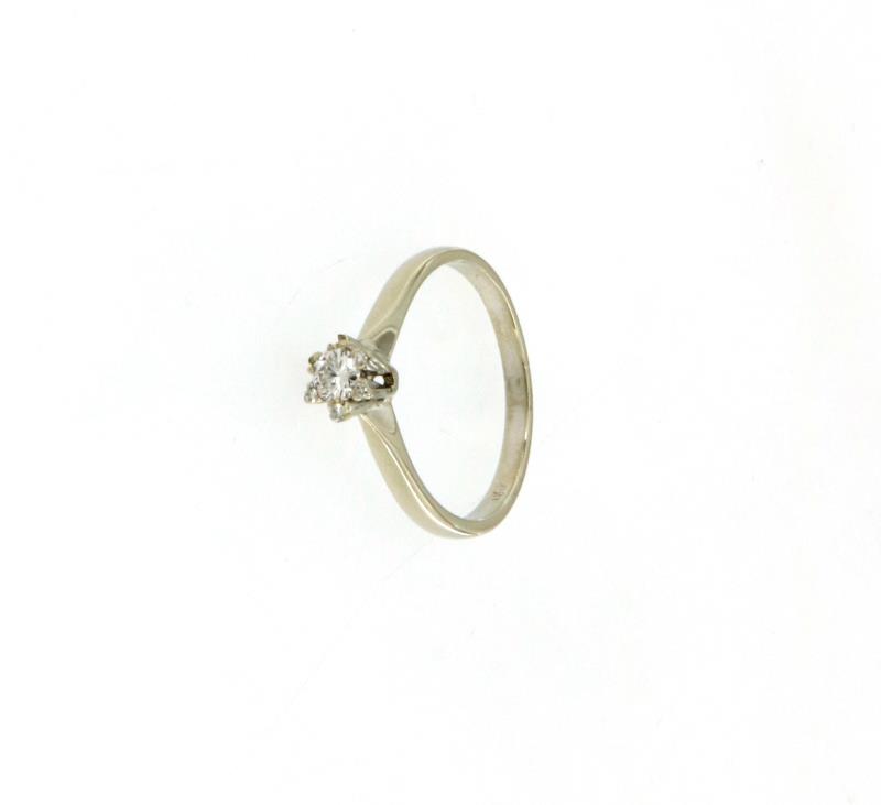 Anello in oro bianco 750\1000 con pietra centrale da 0.20 ct più 6 diamantini a contorno  colore h/purezza vs mis.12