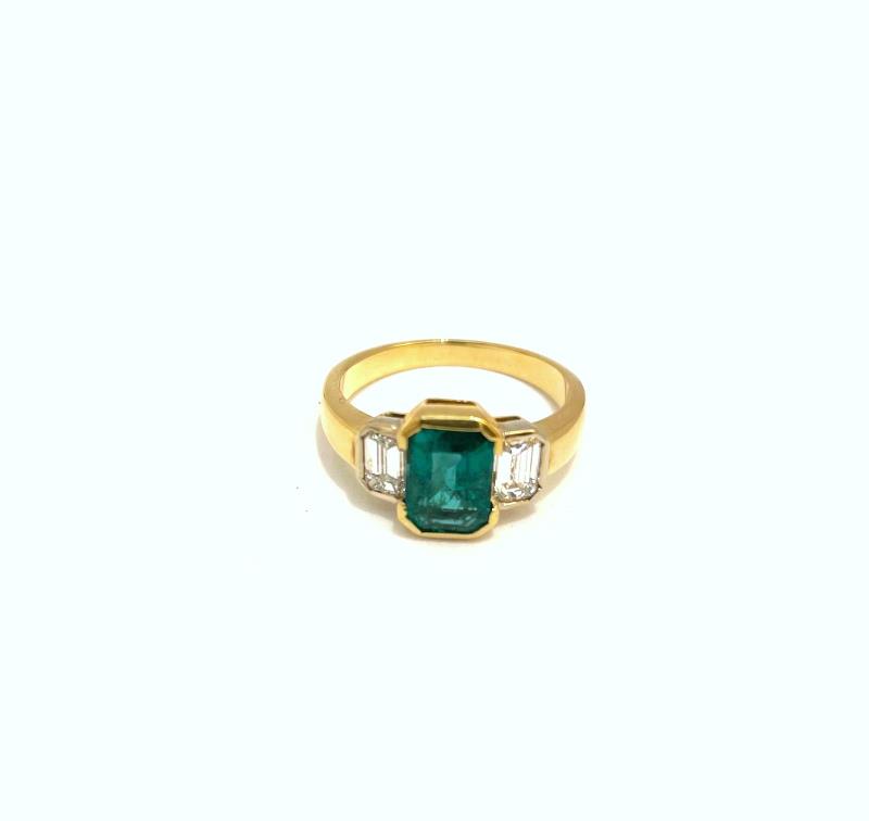 Anello in oro giallo750/1000 con pietra smeraldo e diamanti taglio baguette h color carati 0.80 