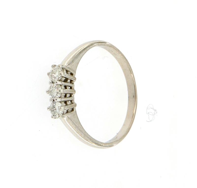 Anello oro bianco 750/1000 con 3 diamanti taglio brillante da 0.12 ct cadauno colore h/purezza vs mis13