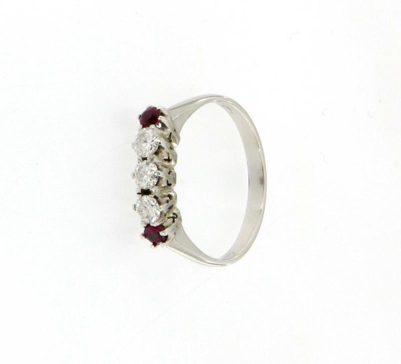 Anello oro bianco 750/1000 veretta con 3 diamanti taglio brillante da 0.10 ct cadauno + 2 rubini mis.16