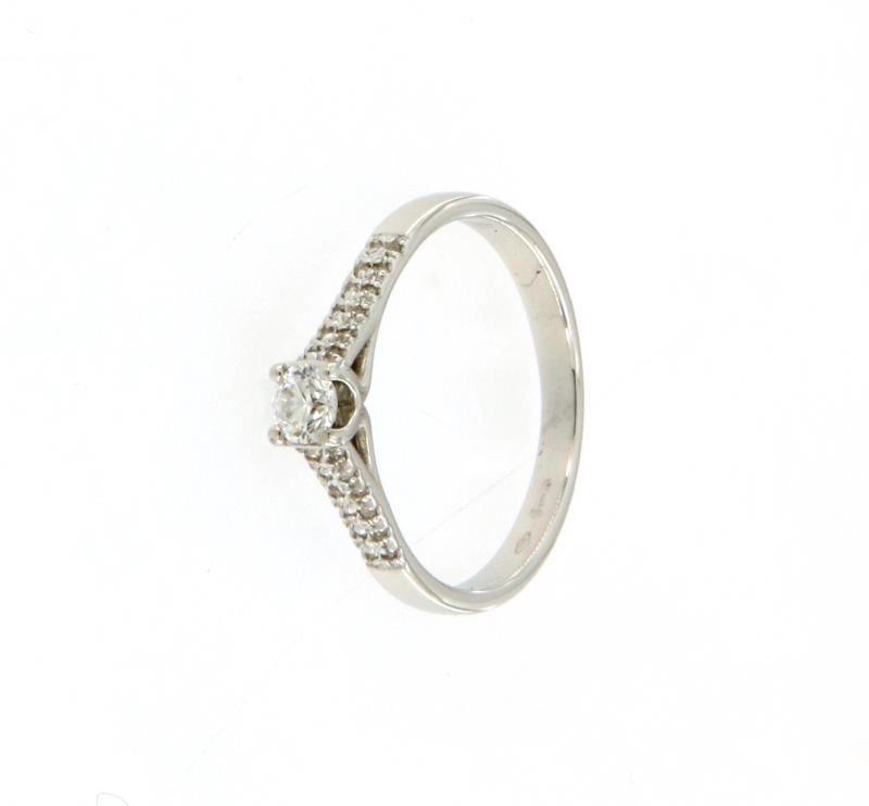 Anello oro bianco 750\000 con diamante centrale taglio brillante da 0.20 ct colore h purezza vs e pavè di diamantini laterali mis 18
