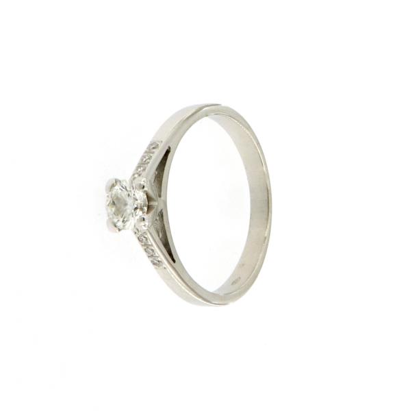 Anello oro bianco 750\1000 con diamante centrale da 0,45 ct purezza si1 e colore h mis.19 più diamantini laterali