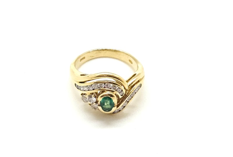 Anello oro giallo 750/10000 a contrariè  con diamanti ct 0.61 tot e smeraldo da ct 0.30  750 mis. 9