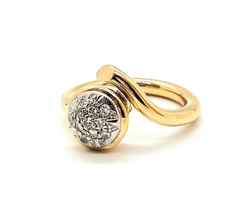 Anello oro giallo e bianco 750/1000 a contrariè con pavè di diamanti  ct 0.16  mis. 13