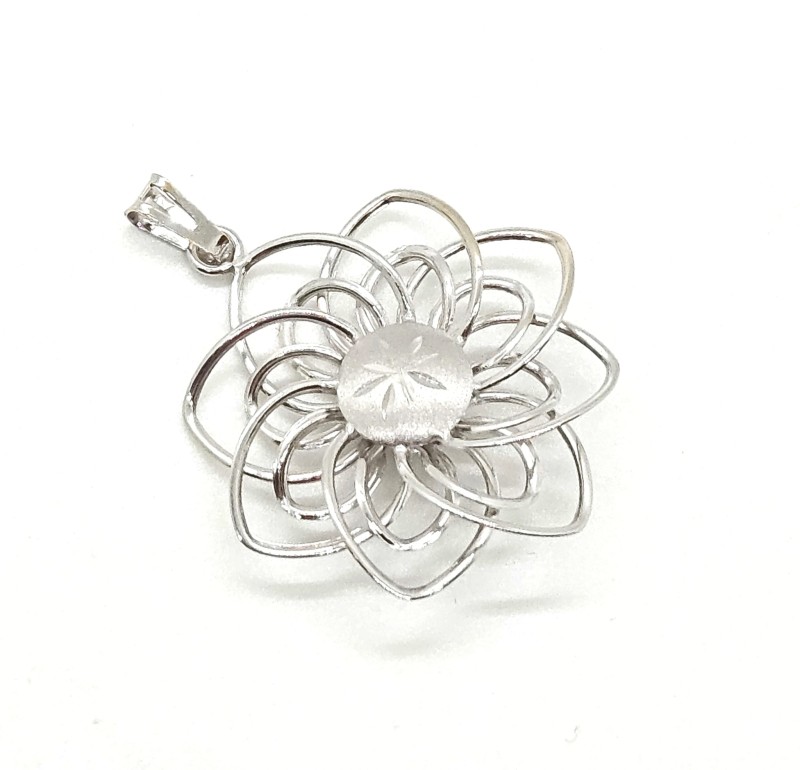 Ciondolo  oro bianco 750/1000 fiore semi- satinato