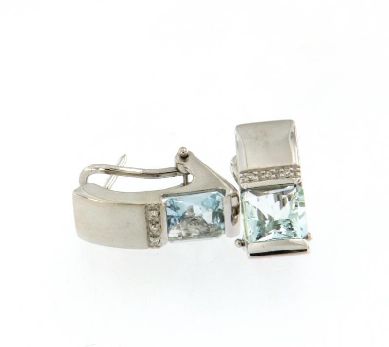 Coppia di orecchini oro bianco 750/1000 con acquamarina  e diamantini cm 2